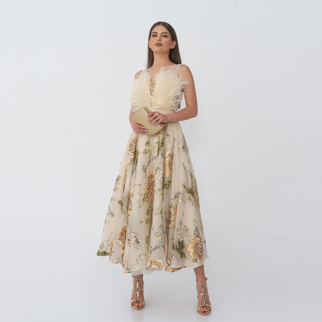 Дълга рокля с пера