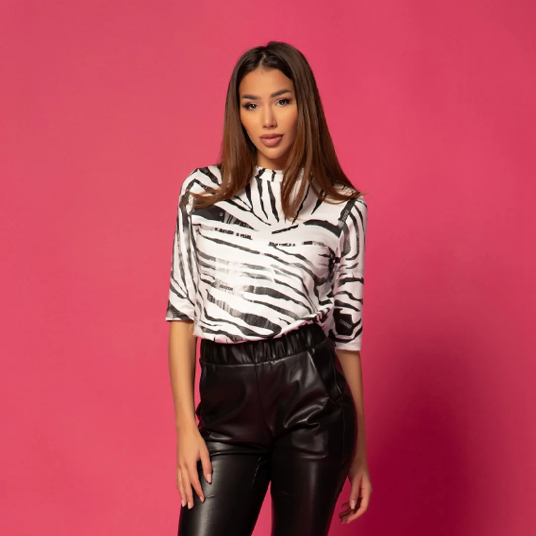 Блуза в контрастен десен с поло яка