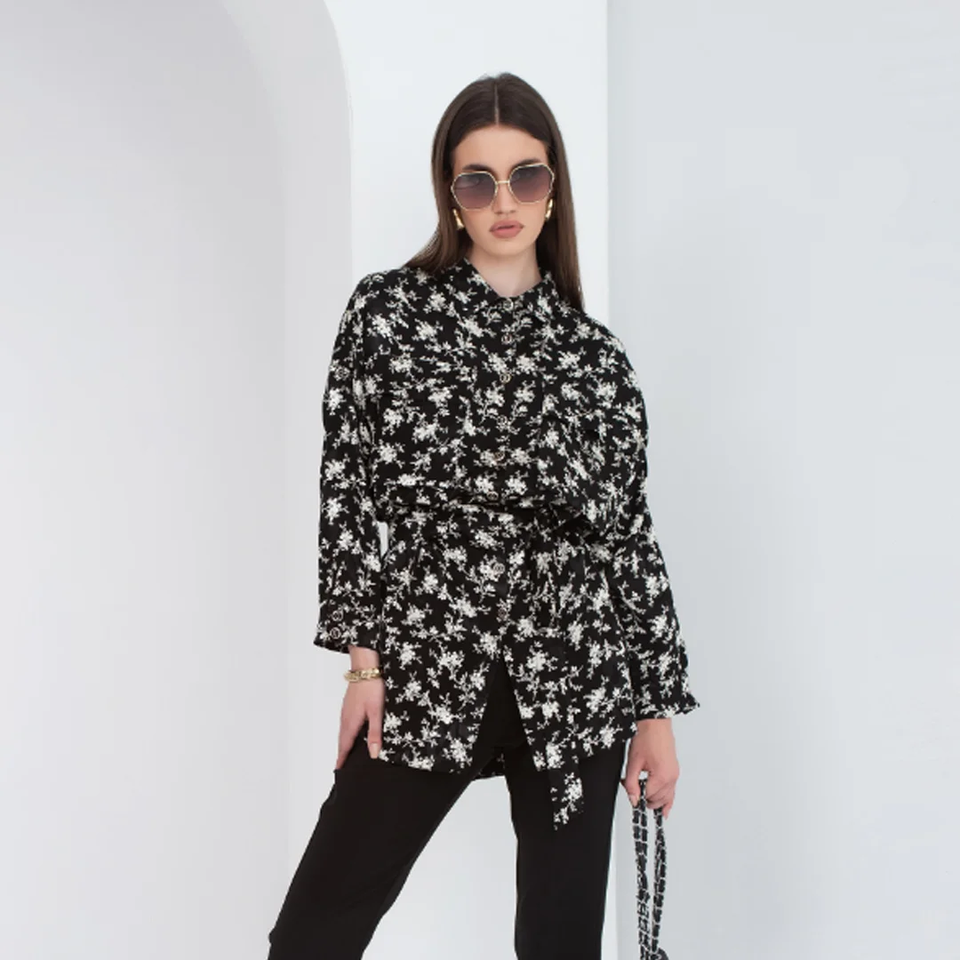 Риза с джобове и връзка