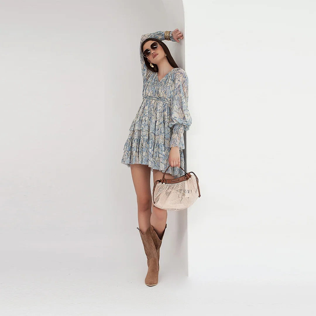 Рокля с волани и шпиц деколте