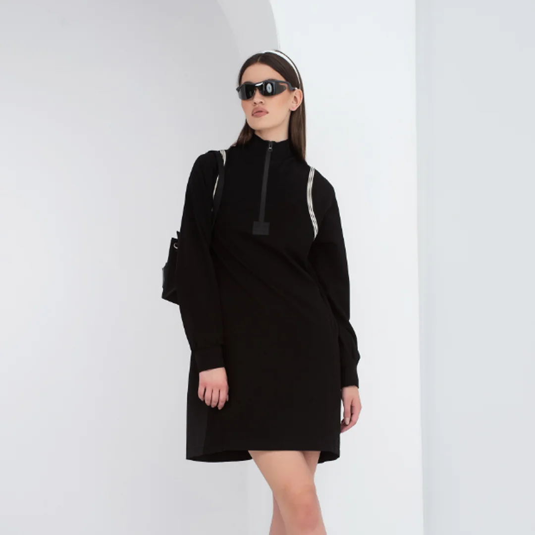 Рокля с контрастни ленти и цип