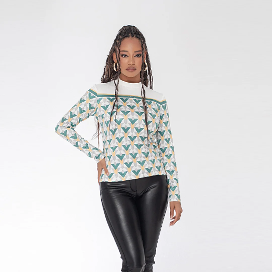 Щампована блуза с висока яка