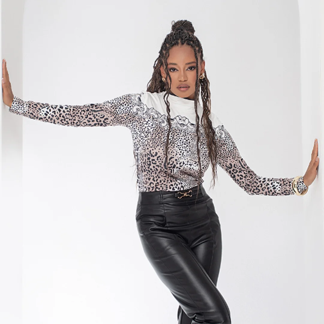 Щампована блуза с висока яка