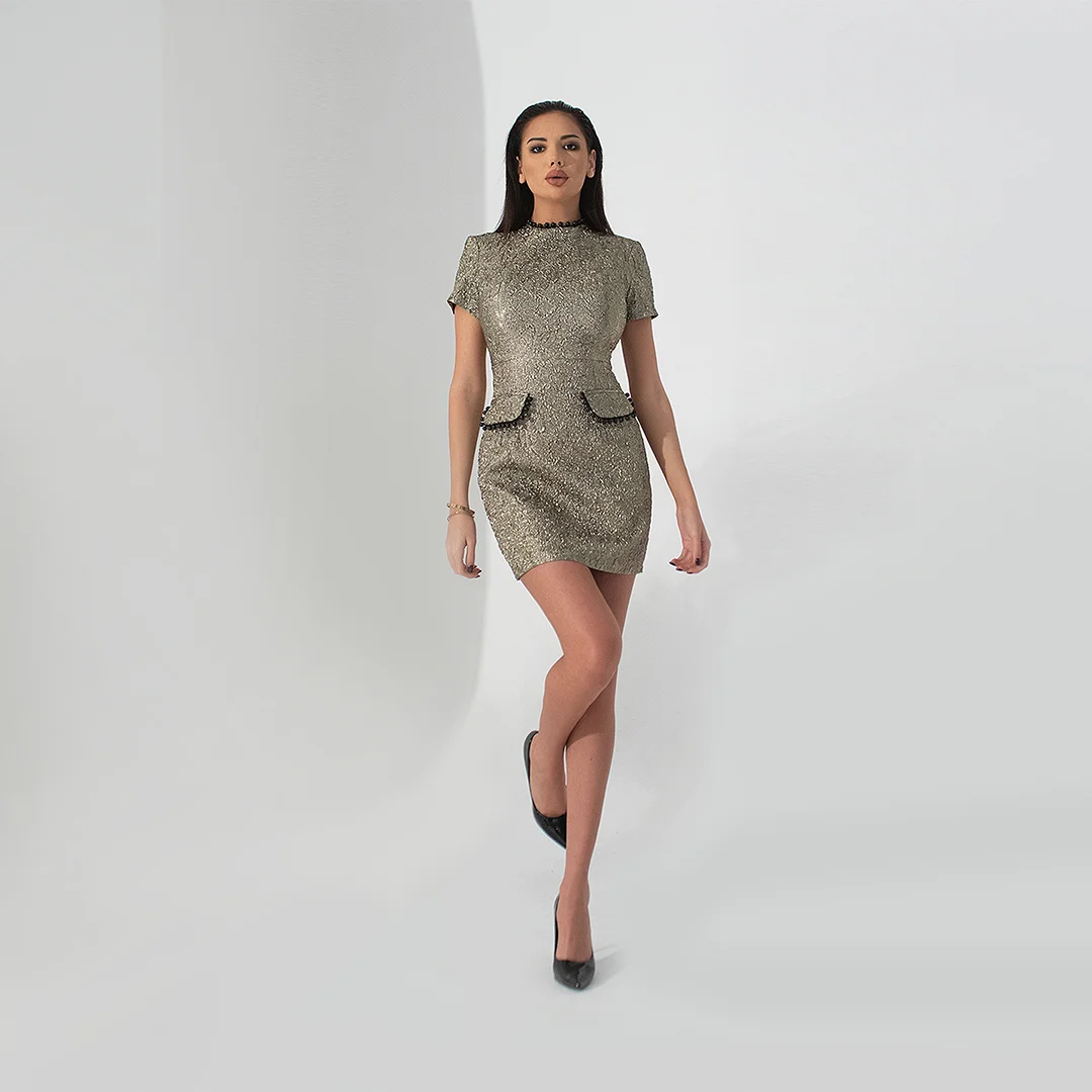 Елегантна рокля от релефен жакард с перли