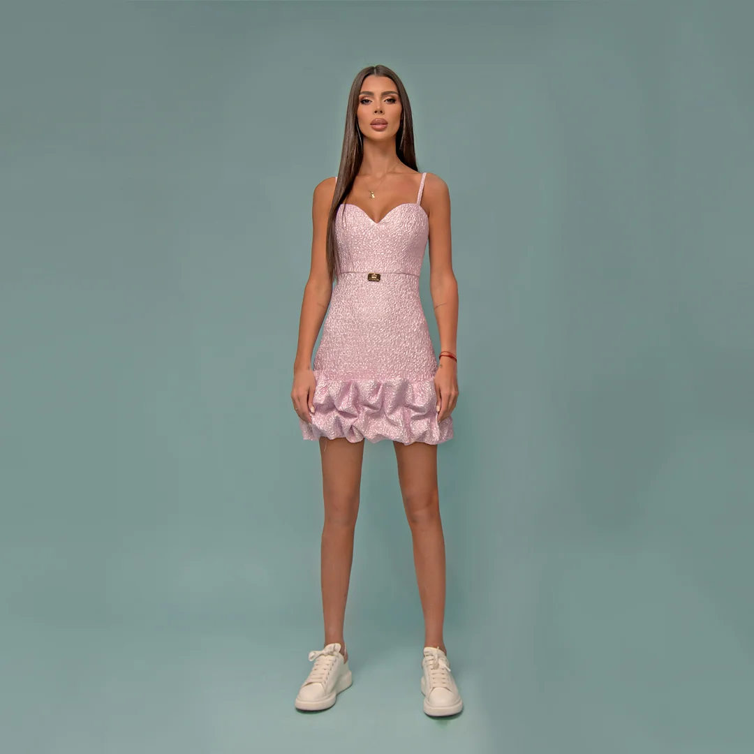 Рокля от релефен жакард с къдра