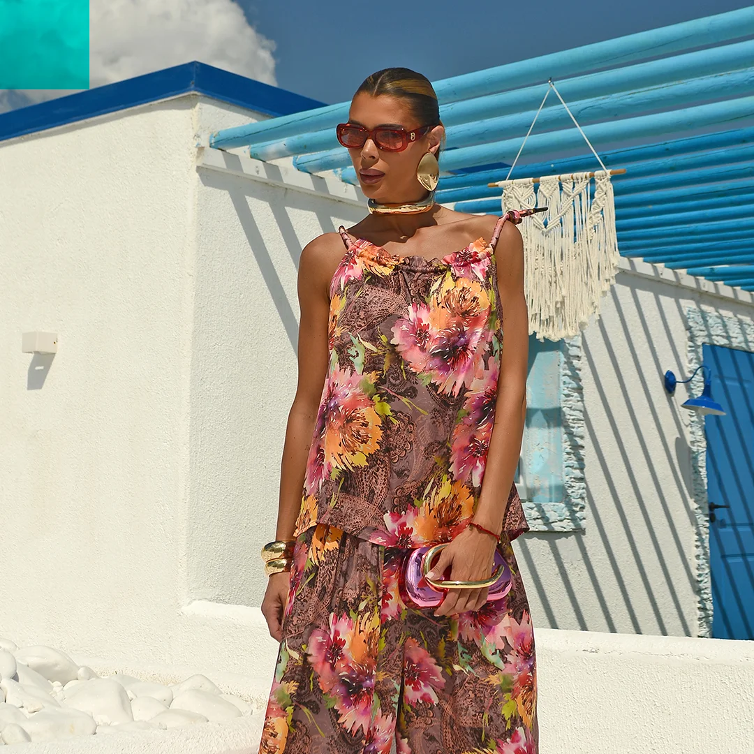 Флорален топ с право деколте