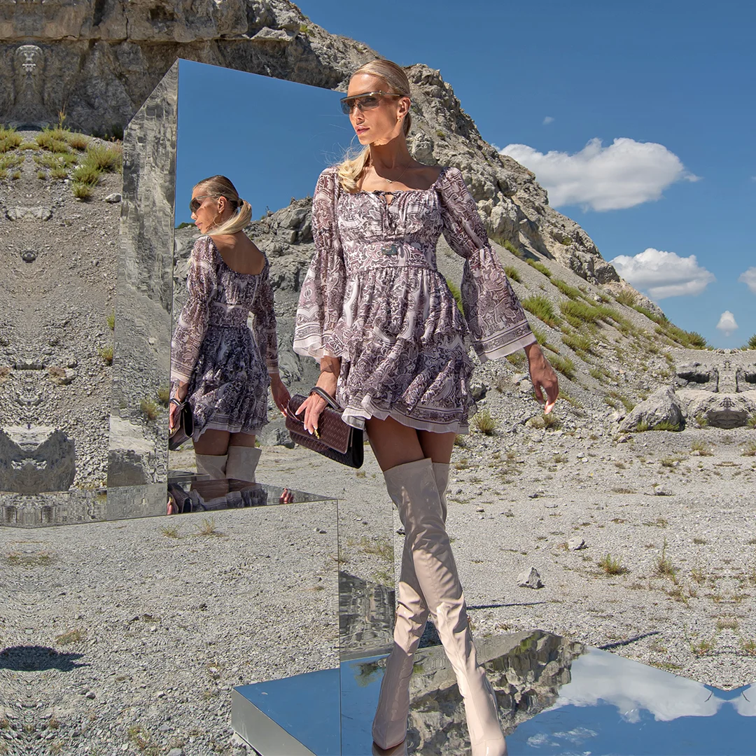 Рокля с паднали рамене и волани