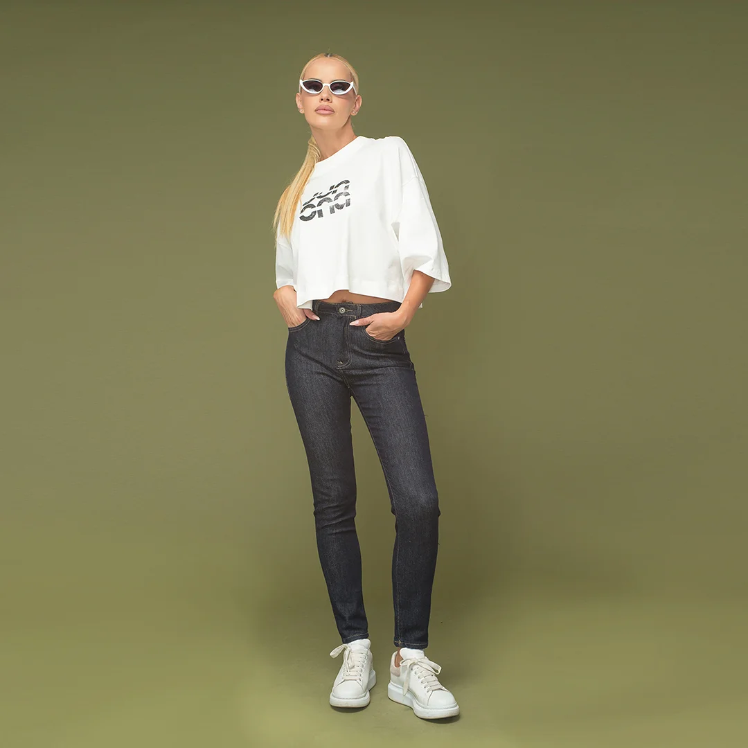 Вталени дънки с контрастни шевове