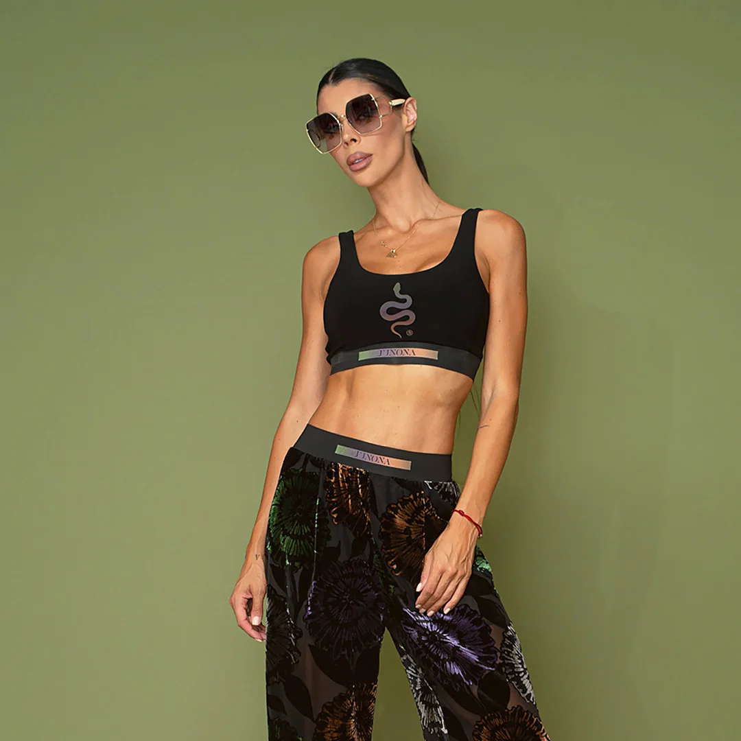 Спортен топ с тънки презрамки и апликация