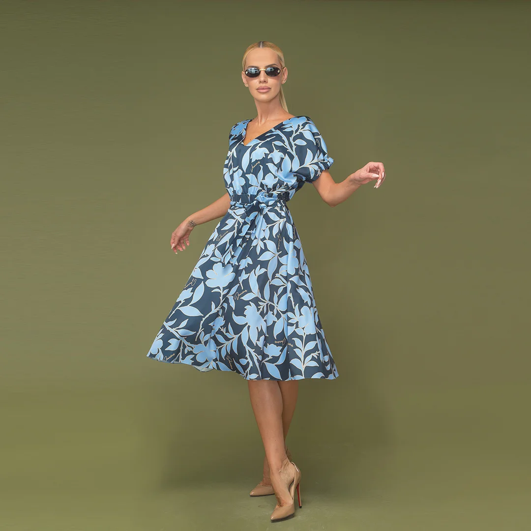 Рокля с набор в талията и колан