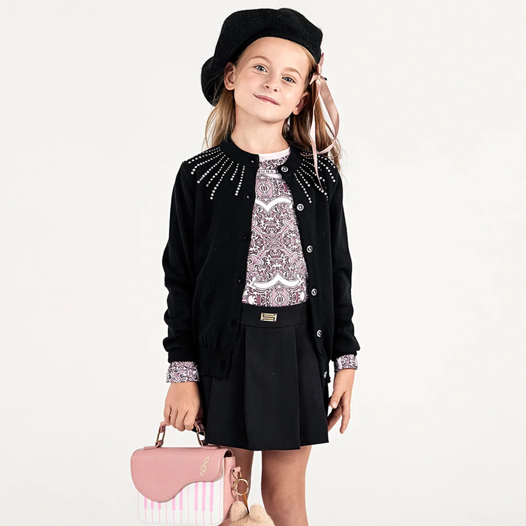 Детска плетена жилетка с камъни