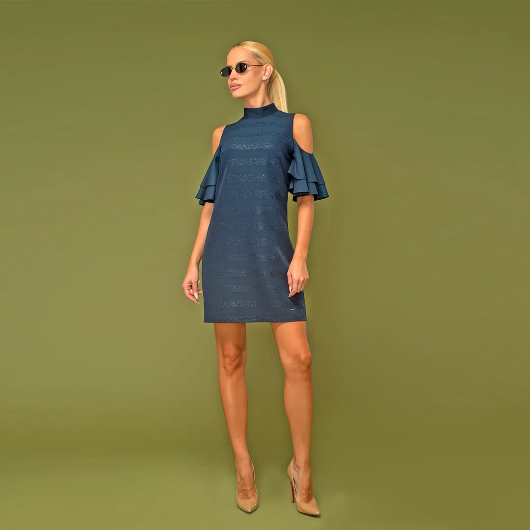 Рокля с голи рамене и разкроени ръкави