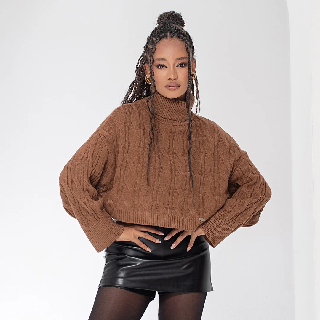 Къса поло блуза с релефна плетка