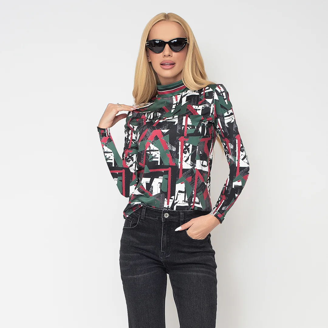 Щампована блуза с висока яка